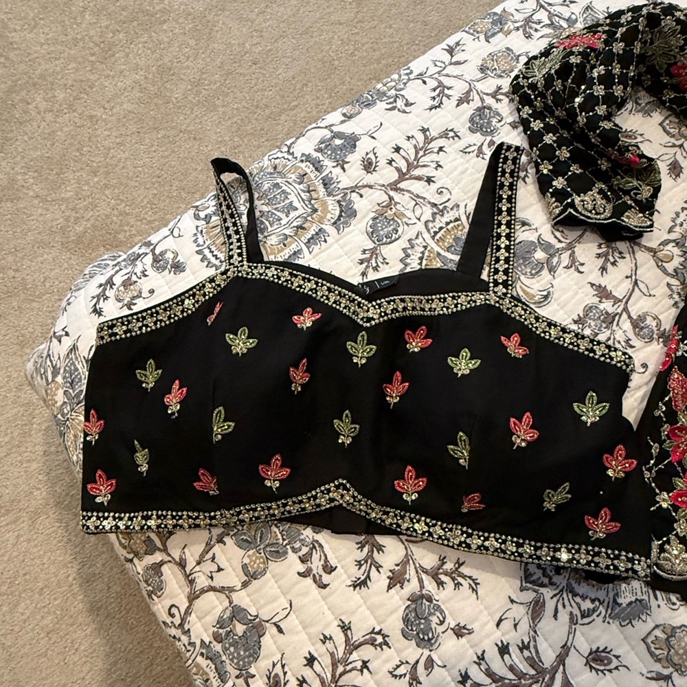 Elegant Black Floral Embroidered Crop Top